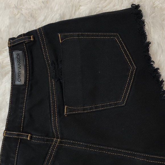 Distressed short - Picture 3 of 6